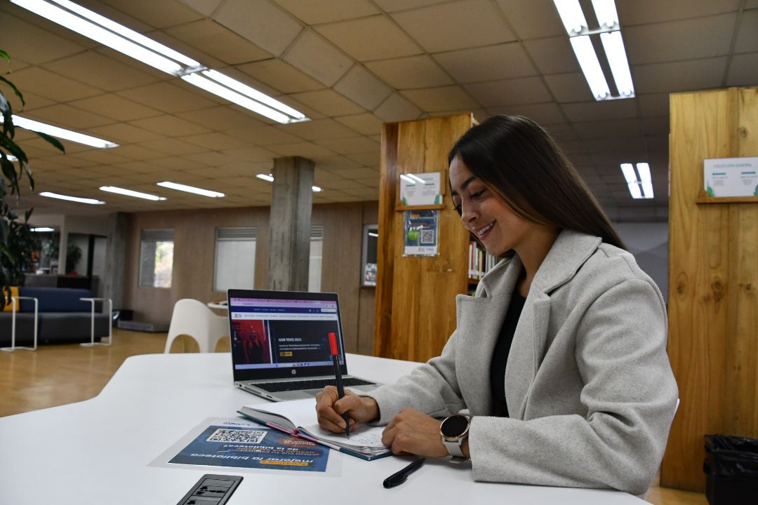 6 Ventajas de la educación virtual Estudiante disfruta de las ventajas de la educación virtual que ofrece la Universidad Autónoma de Manizales