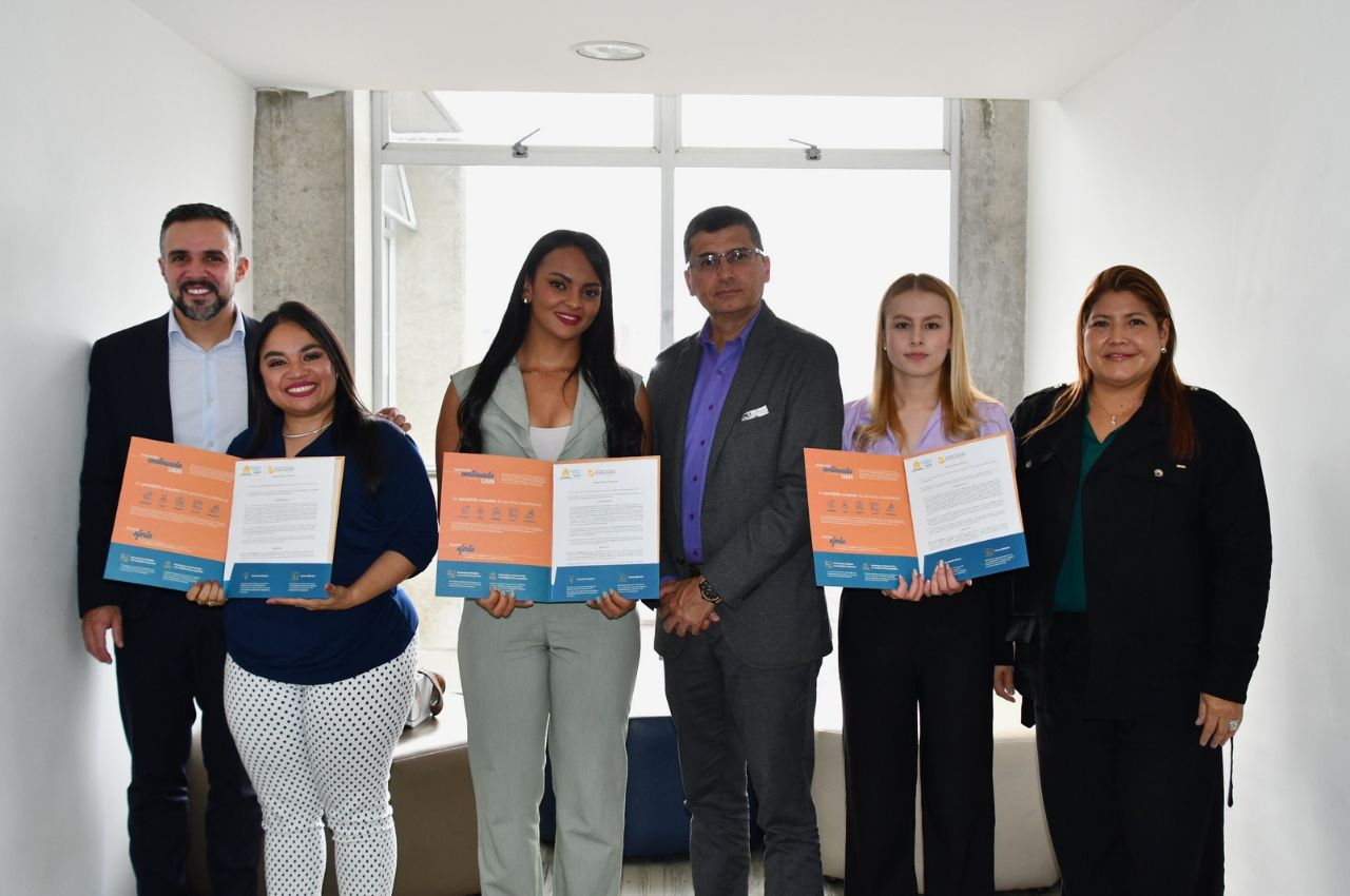 La UAM entregó Matrícula de Honor a sus estudiantes Decanos entregando Matrícula de honor a estudiantes