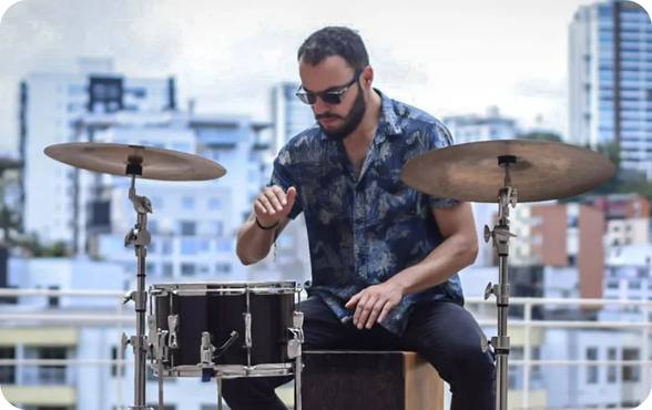 docente de percusión tocando bateria
