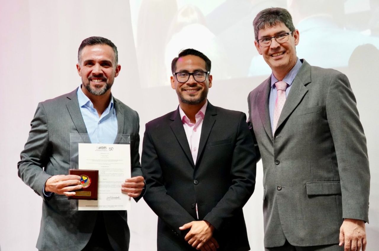 Decano de Ingeniería recibiendo reconocimiento de ACOFI