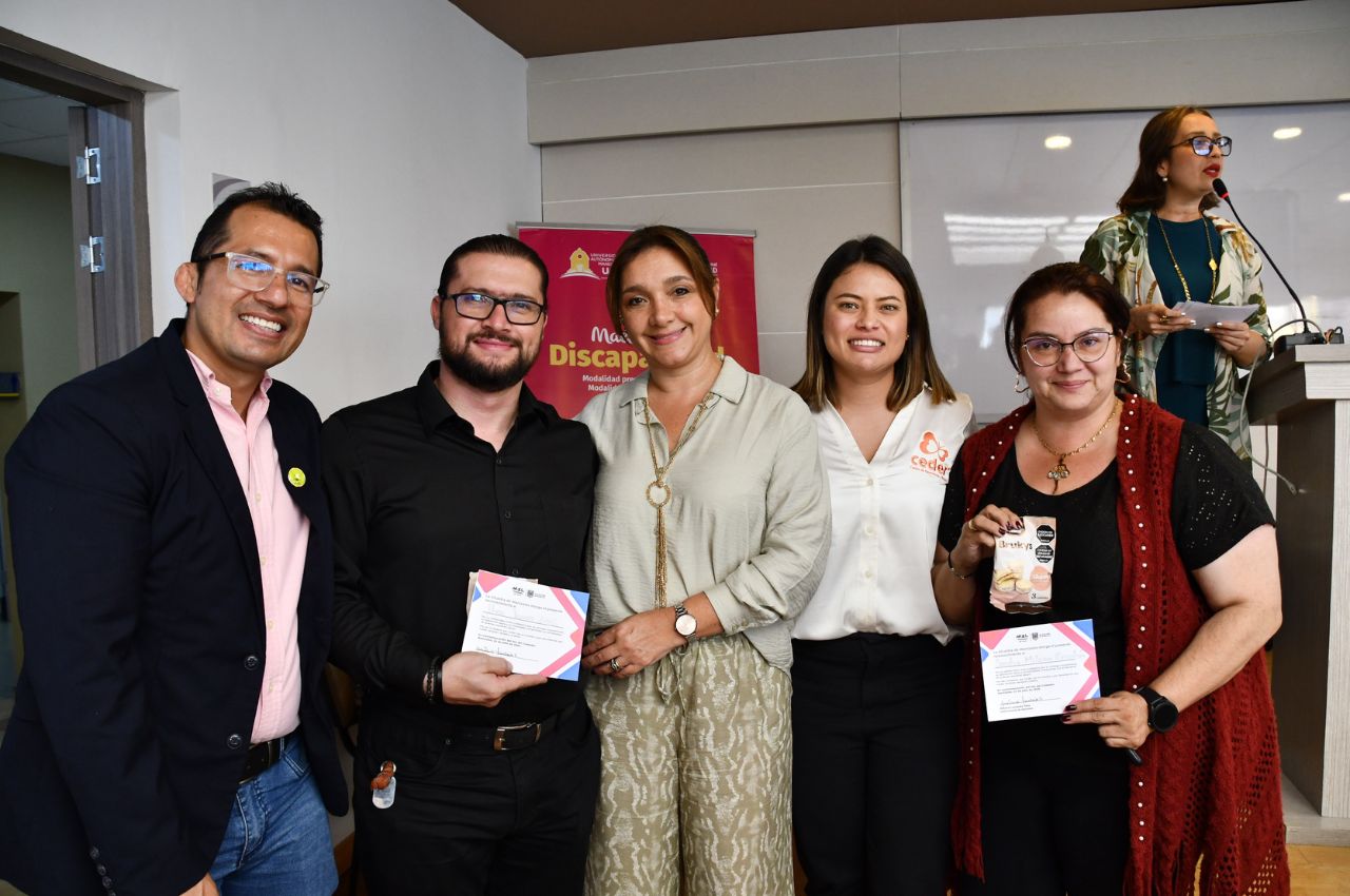 Personas celebran Día del cuidador en la UAM, la Alcaldía y el CEDER