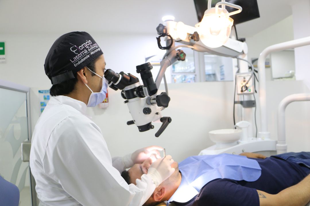 estudiar periodoncia en Colombia; estudiante realiza procedimiento