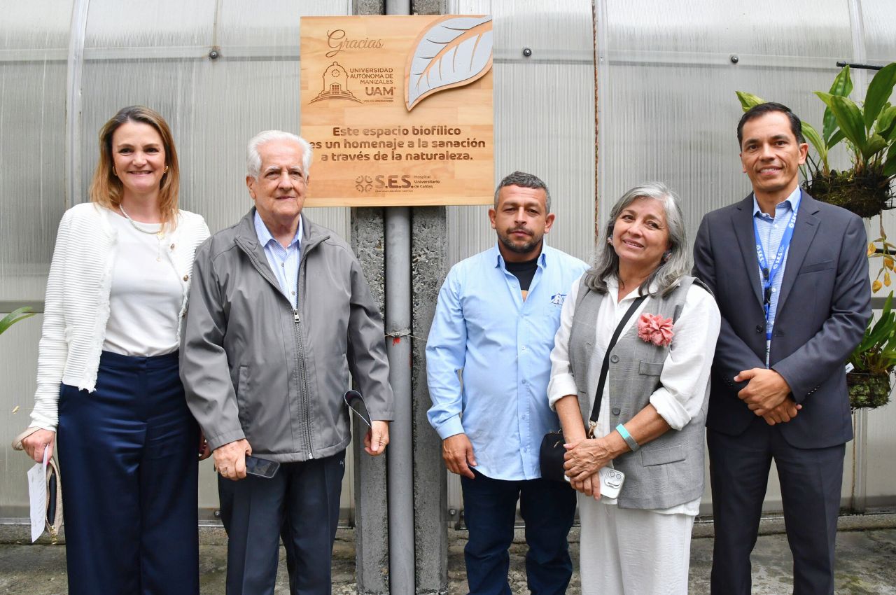 Cuando la naturaleza entra al hospital: un jardín de orquídeas que transforma vidas Representantes de la UAM con el gerente del Hospital de Caldas posando con la placa conmemorativa.