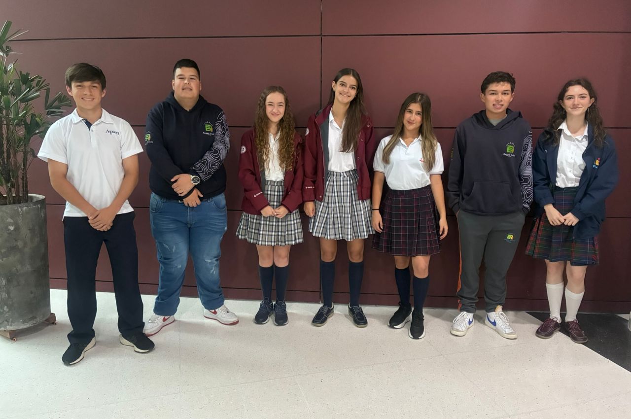 La UAM realiza homenaje a los mejores bachilleres. “La Noche de los Mejores” rindió homenaje a los mejores bachilleres.
