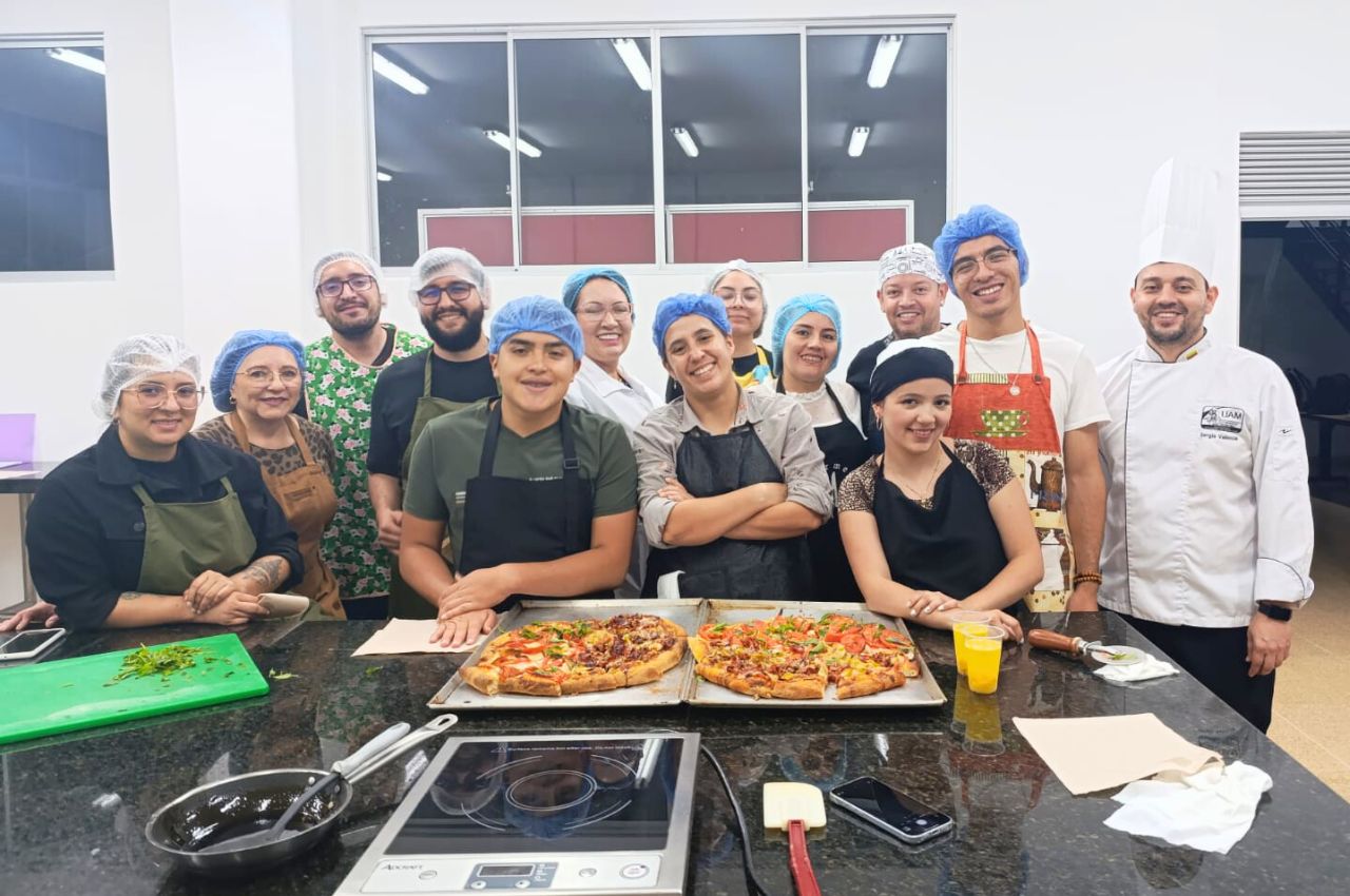 Entre sabores y bienestar: así se vivieron los talleres de cocina en la UAM Un grupo de trabajadores con sus pizzas hechas en los talleres de cocina en la UAM