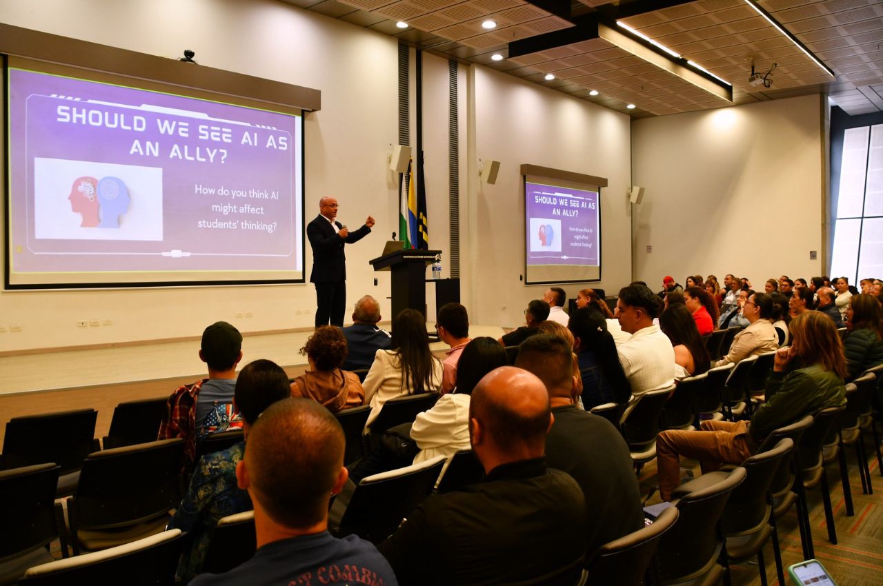 El Instituto de Idiomas de la UAM realizó jornada de desarrollo profesoral Conferencista Alexander Ramírez en jornada de desarrollo profesoral