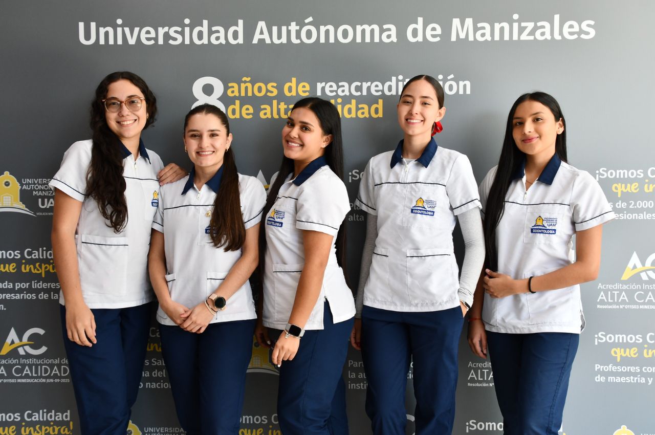 Estudiantes en la celebración del Día del Odontólogo