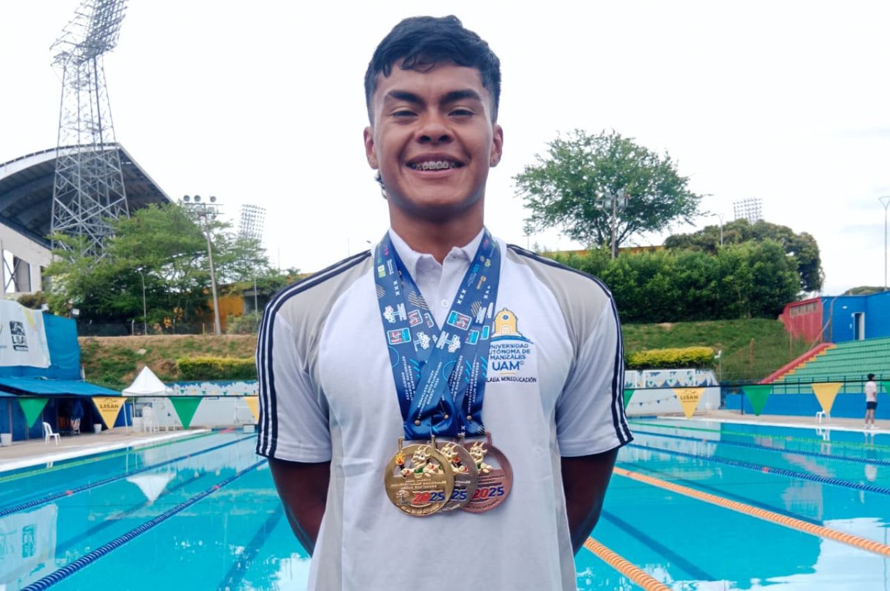 Estudiante UAM gana oro, plata y bronce en los Juegos Nacionales Universitarios 2025 Tomás Escobar Bañol con sus medallas