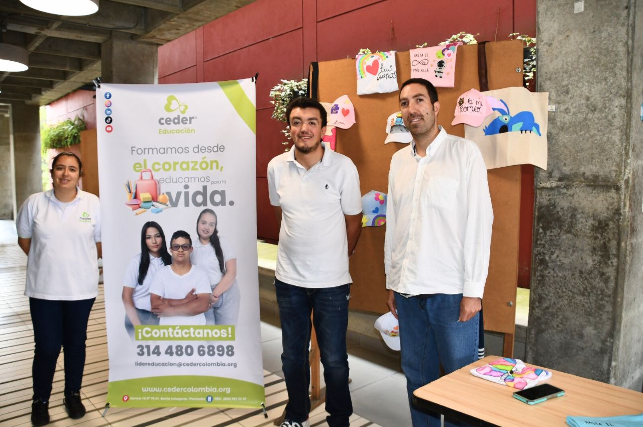 Personas en la Feria de Emprendimiento del CEDER