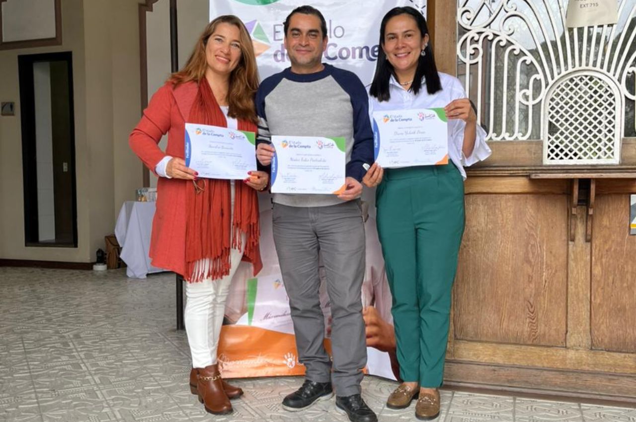 Sandra Basante, Néstor Piedrahita y Diana Perea con sus diplomas de Fundación Momentia. 