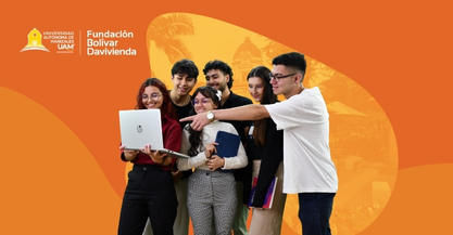 grupo de estudiantes leyendo sobre las becas Fundación Bolívar Davivienda-UAM