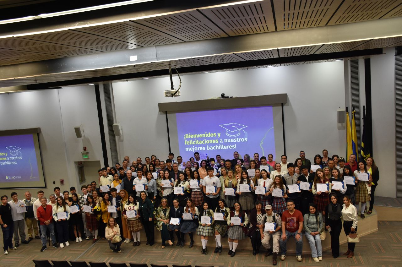 La UAM celebró “La Noche de los Mejores” y entregó becas a mejores bachilleres