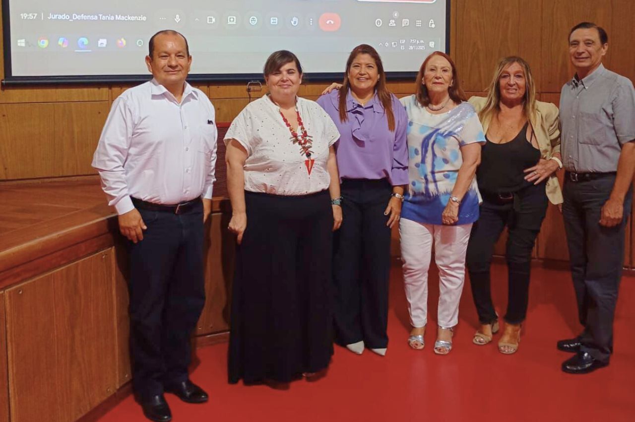 Tania Mackenzie en su sustentación de tesis de Doctorado. 