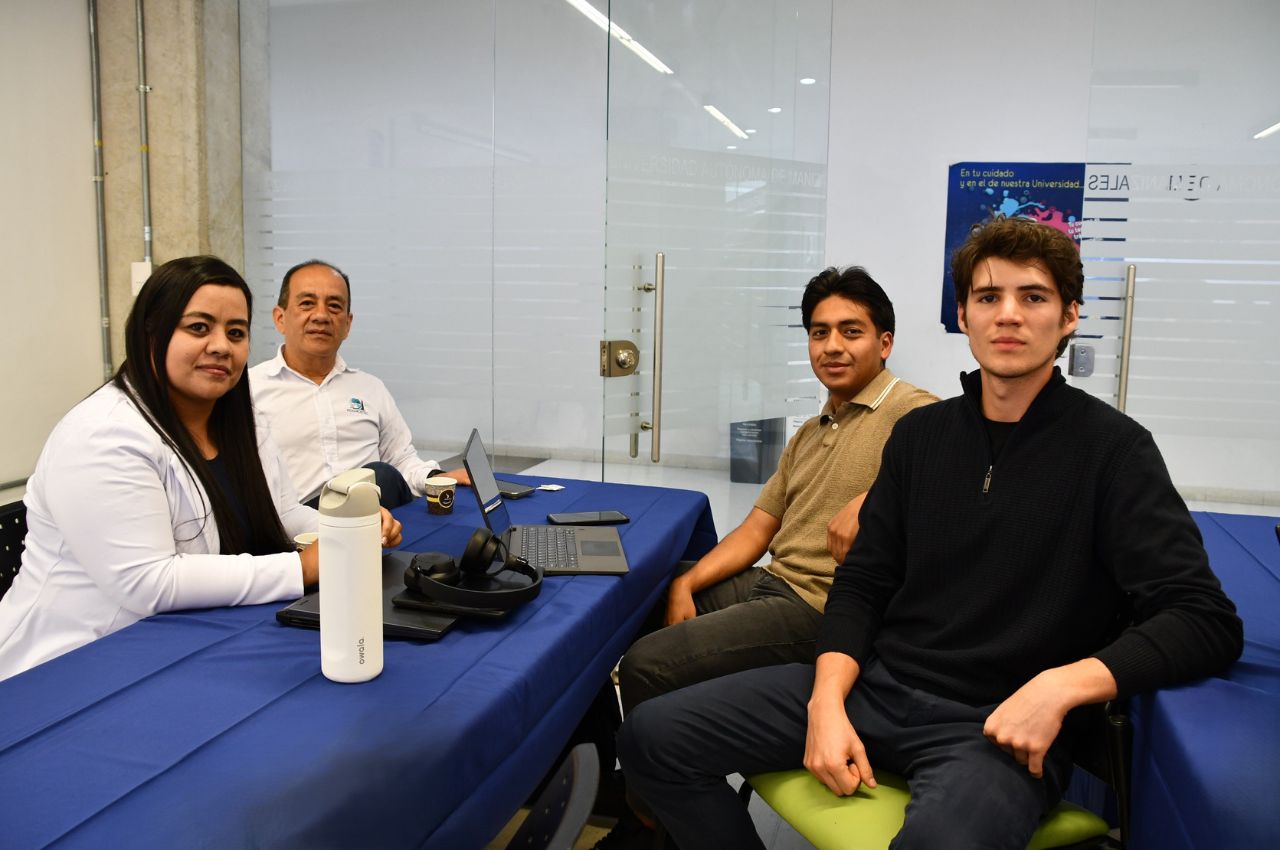 Estudiantes de Negocios Internacionales UAM con empresarios del Clúster Mantix 