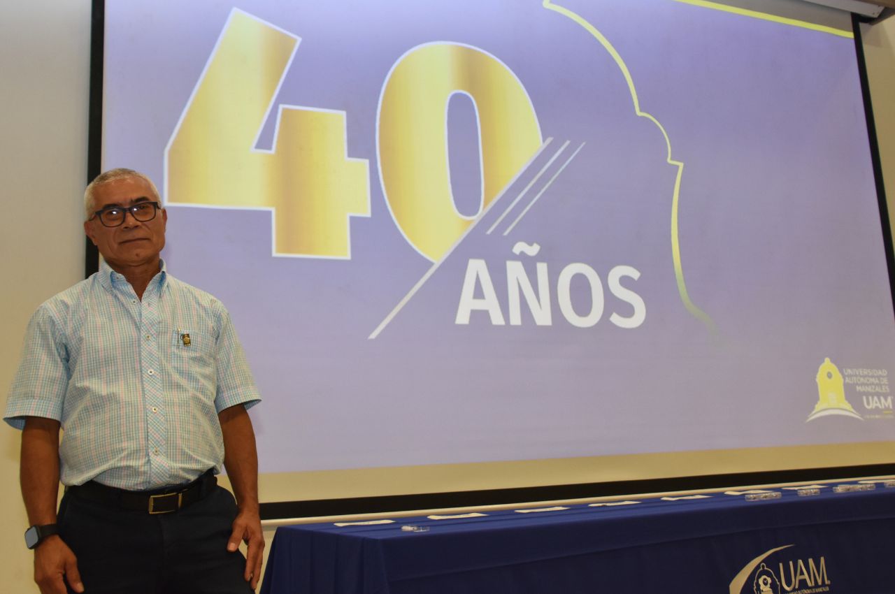 Gerardo, reconocido por sus 40 años de servicio en la UAM.