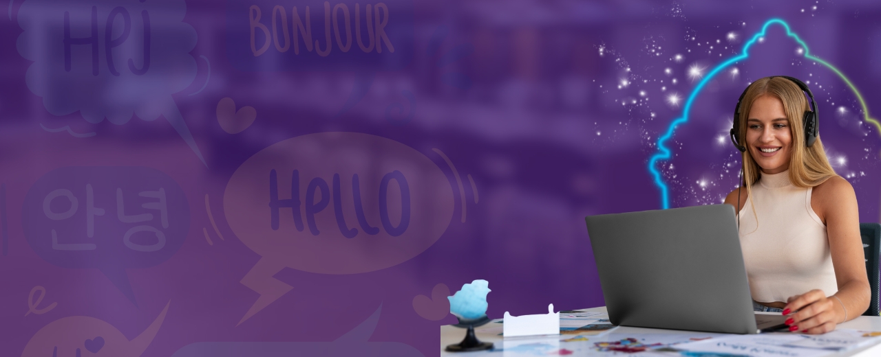 Mujer frente a un computador y con audífonos