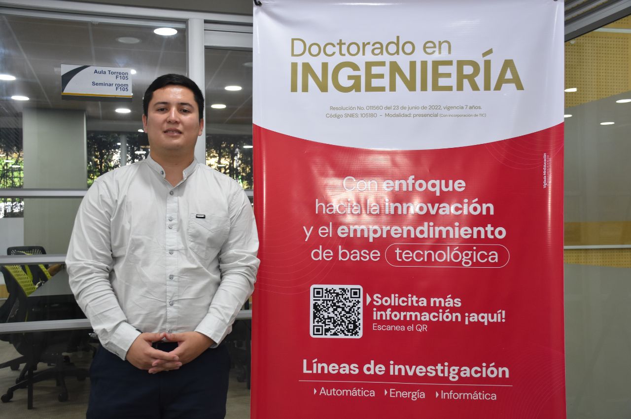 Docente y sus acompañantes en su tesis del Doctorado en Ingeniería