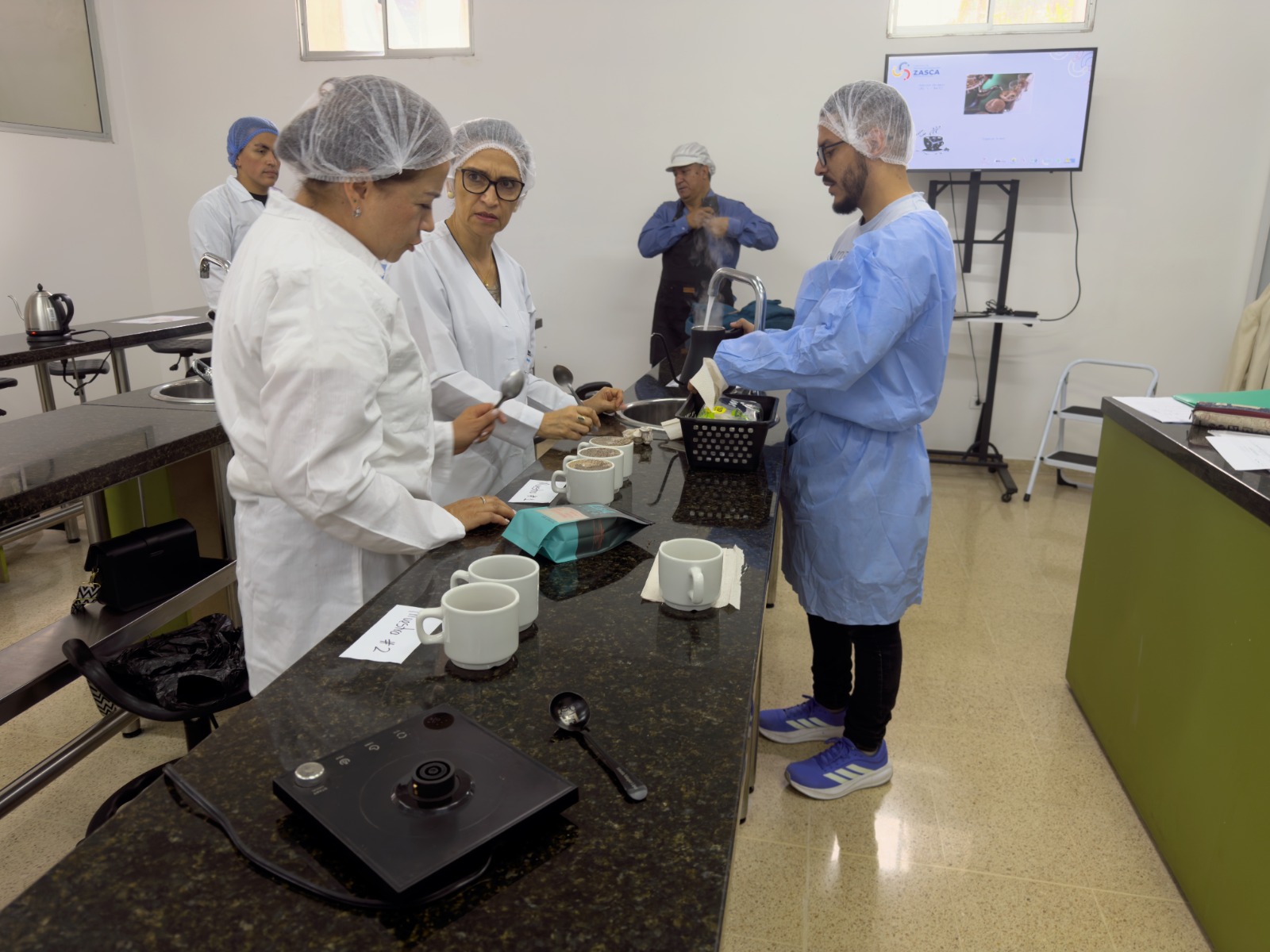 Catación y perfilación sensorial del café con caficultores desde la UAM