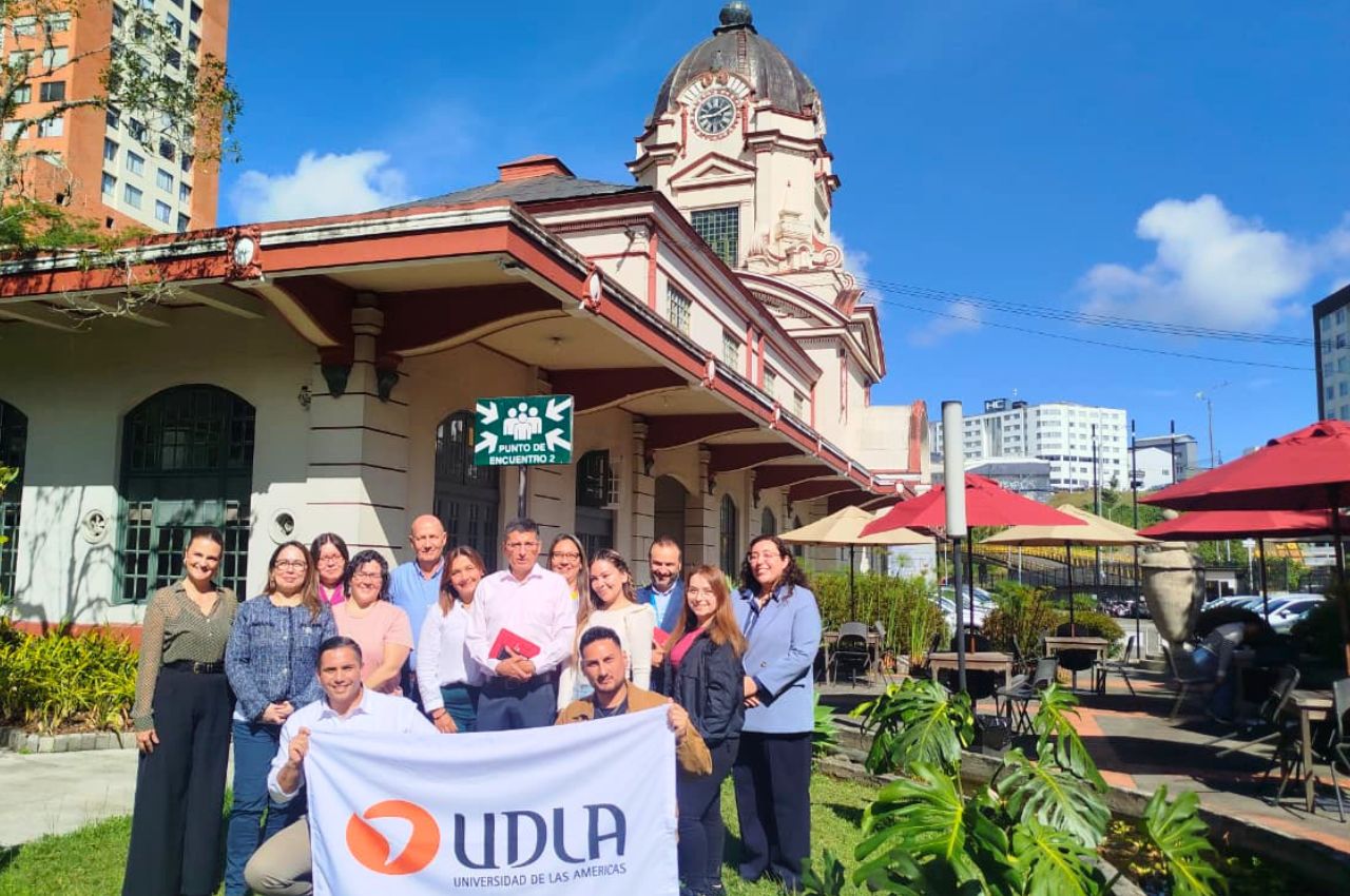 Estudiantes de la UDLA de Chile con directivos UAM