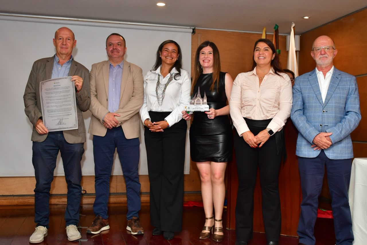 Sistema Universitario de Manizales SUMA recibe homenaje de la Gobernación de Caldas