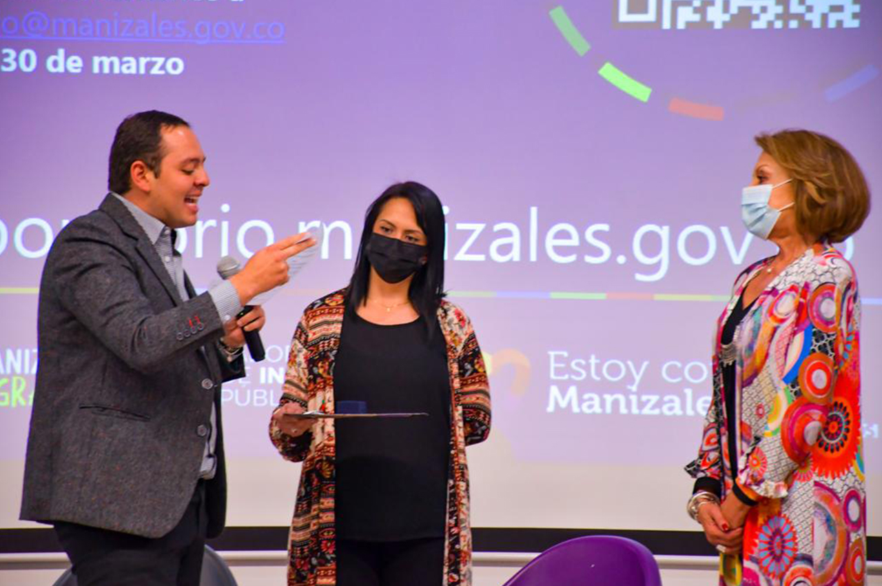 Alcalde condecora a Olga del Socorro Serna