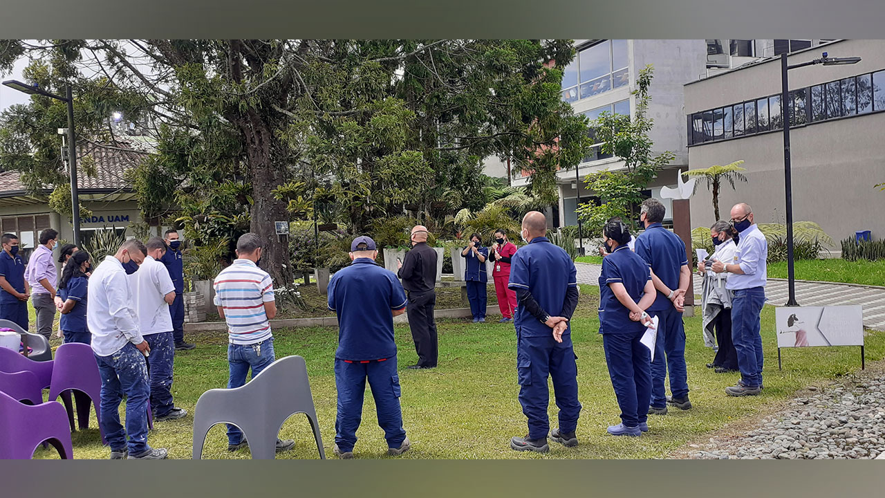 Personas hablan sobre salud mental en un parque