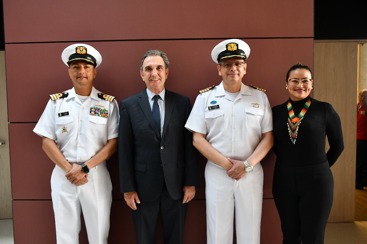 El Vicerrector Académico de la UAM, Iván Escobar, y la Secretaria de Medio Ambiente de Caldas, Paola Loaiza, comparten con capitanes de la Armada Nacional.