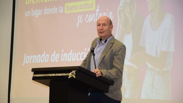 Carlos Eduardo Jaramillo Sanint- Rector UAM- con los nuevos estudiantes.