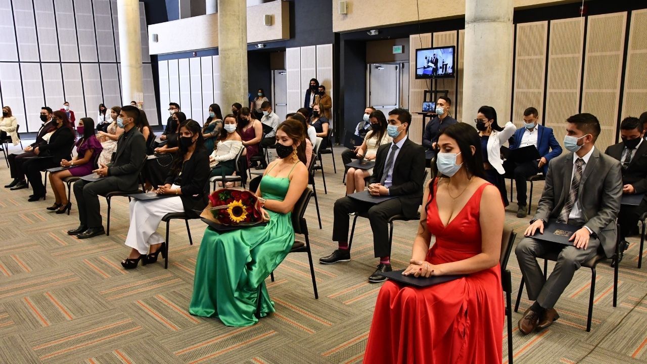 Ceremonia de grados desde el auditorio Mario Calderón Rivera