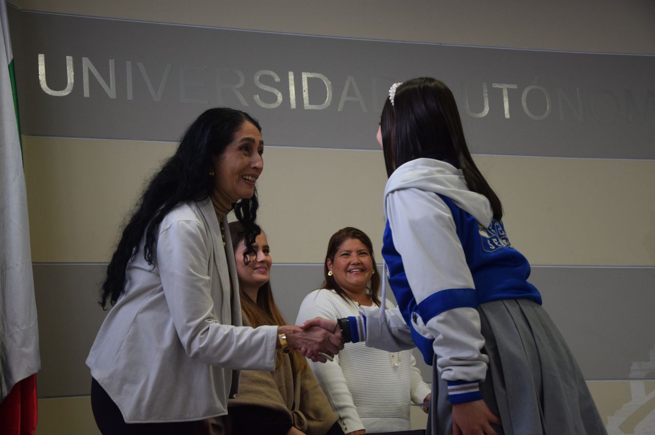 Estudiantes reciben sus certificados de participación