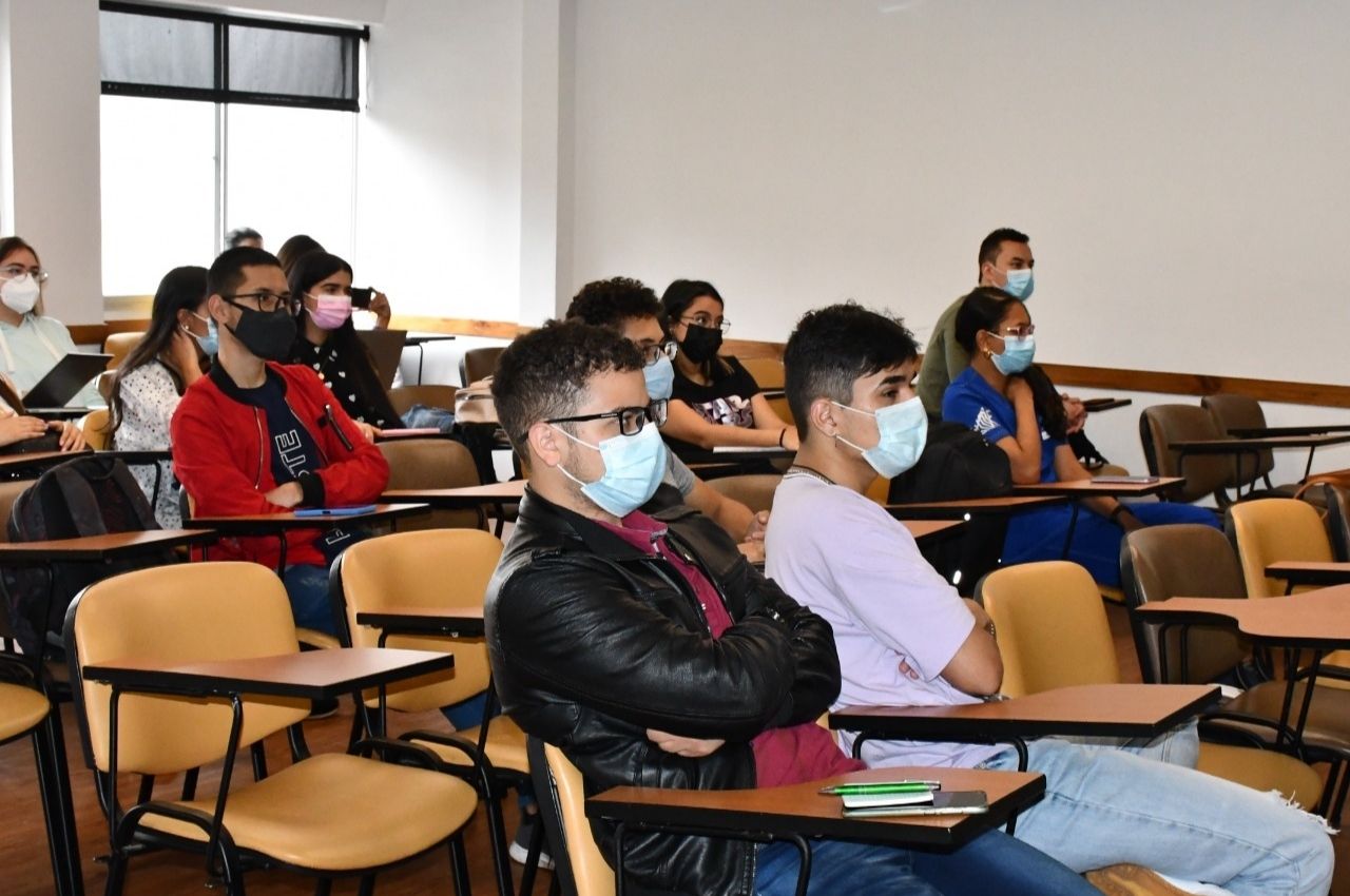 Estudiantes UAM escuchan acerca de las Convocatorias Delfín 2022