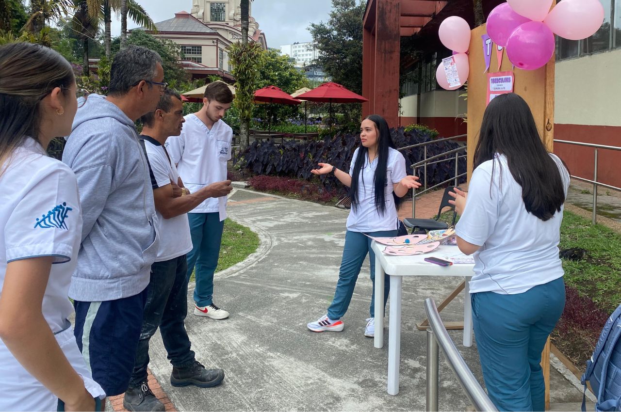 Estudiantes realizando activación en el campus sobre la tuberculosis.