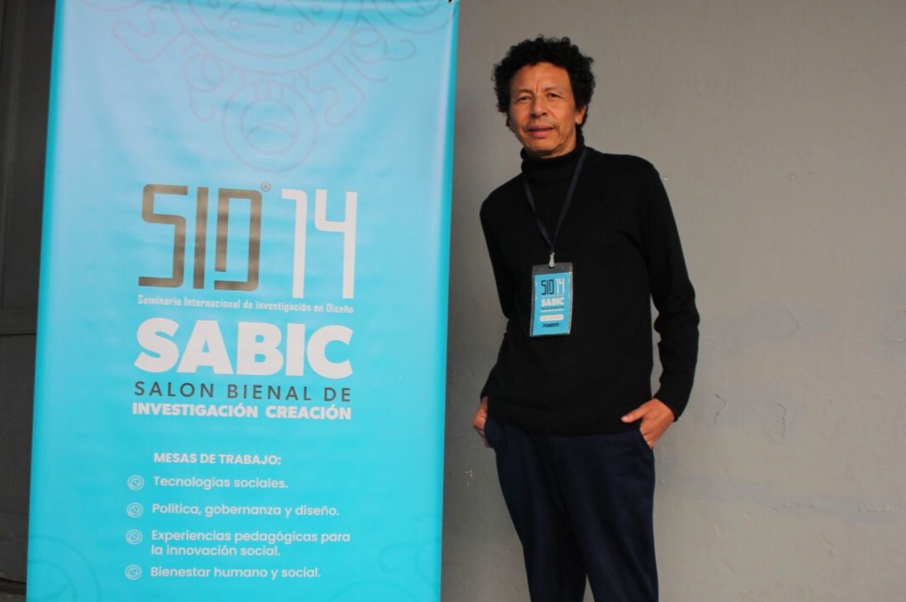 El profesor Diego Escobar da a conocer la exposición.