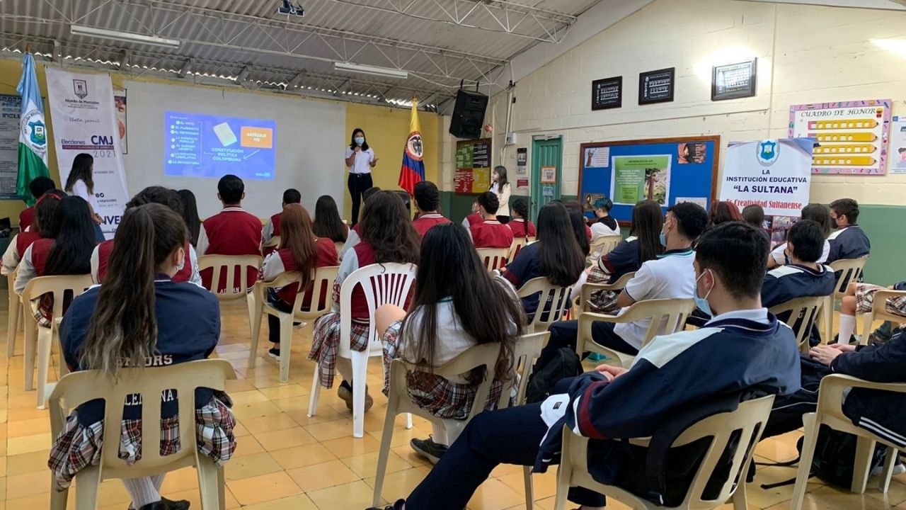 El equipo de difusión de CMJ de la Alcaldía y la Universidad Autónoma de Manizales (UAM), llevan a cabo Hablemos de política en las instituciones educativas rurales y urbanas