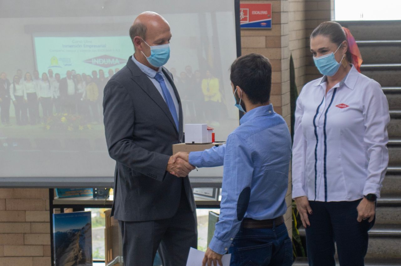 Ceremonia y entrega de diplomas en Induma