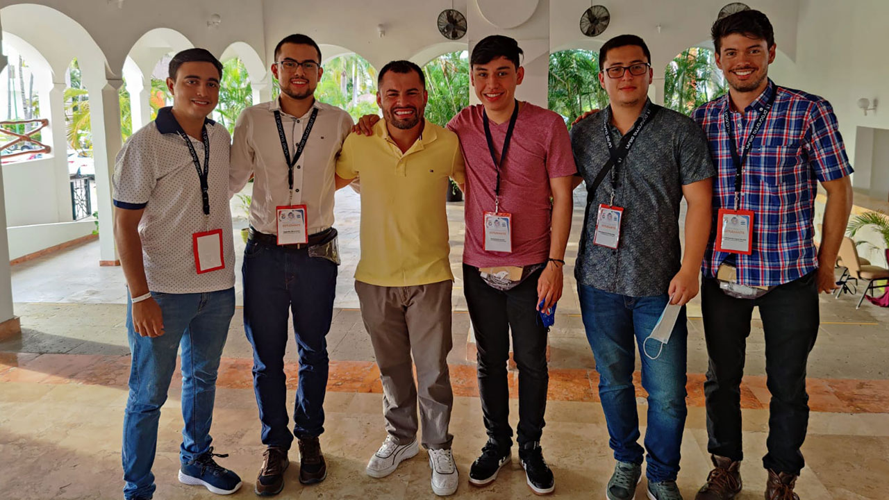 Estudiantes UAM con docente Reinel Tabares