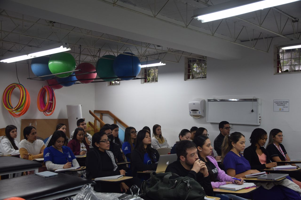 Estudiantes UAM con docente Argentino