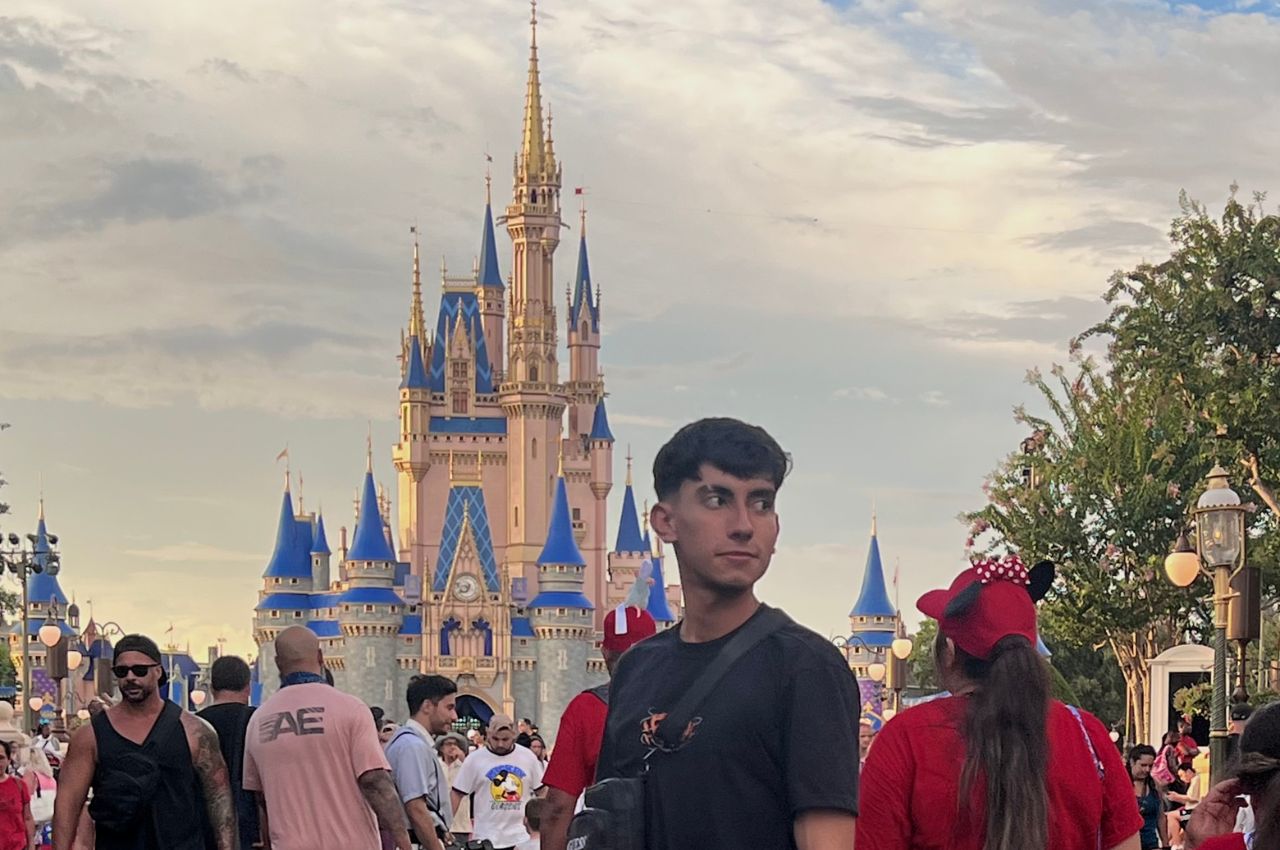 Juan Nicolás Gómez Romero en Disney. 