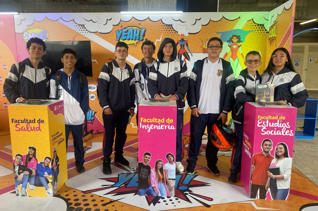 Estudiantes de colegios visitan el stand de la UAM en ExpoCampus 2023