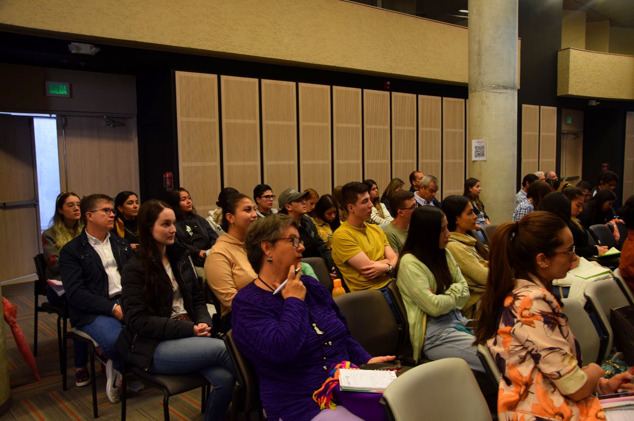 Gradudos de Negocios Internacionales apoyan los procesos de internacionalizacion de empresas de la region.