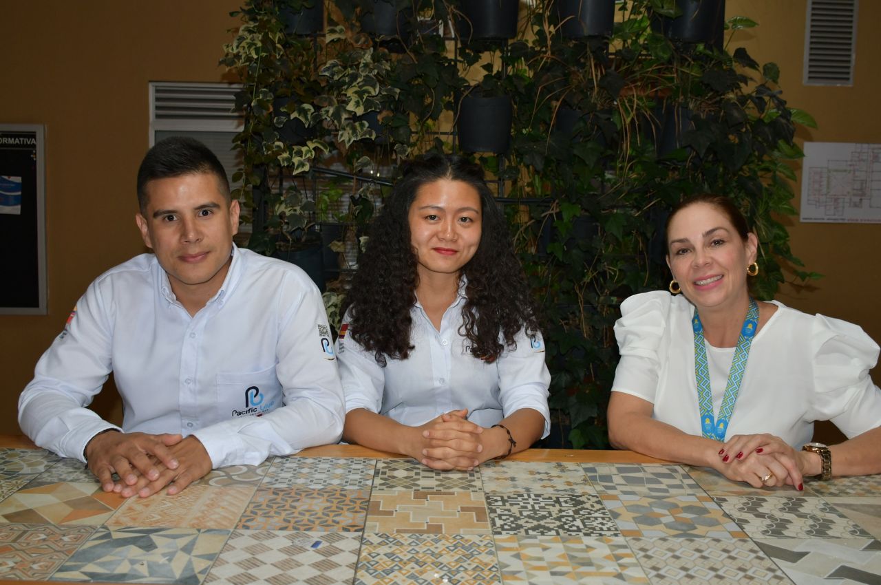 El graduado de Ingeniería Industrial comparte en la UAM con su esposa Lin FangYang y con la coordinadora de la Unidad de Graduados.
