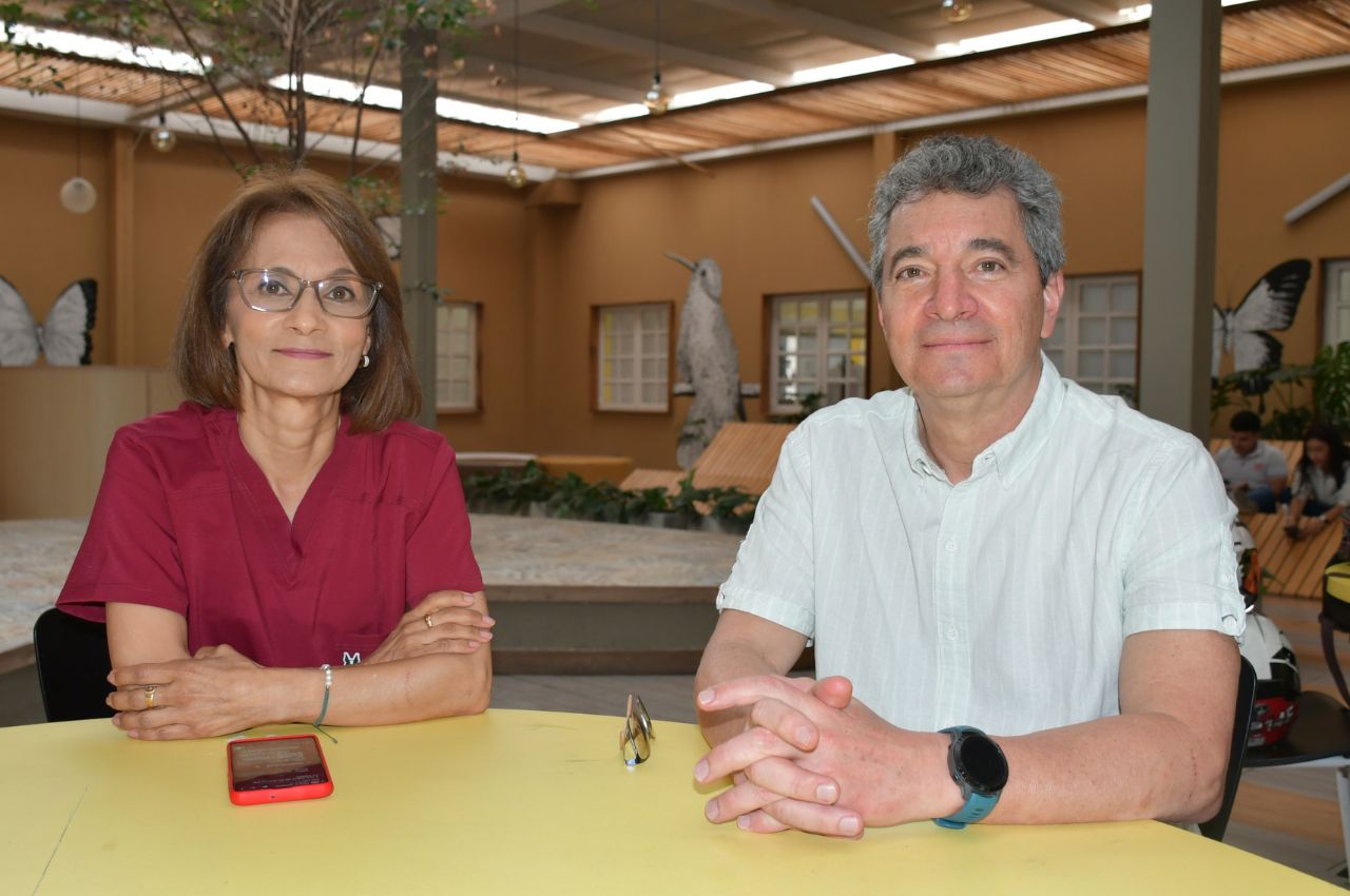 El graduado de la UAM comparte con Luz Dary Joya, coordinadora del programa de Odontología.