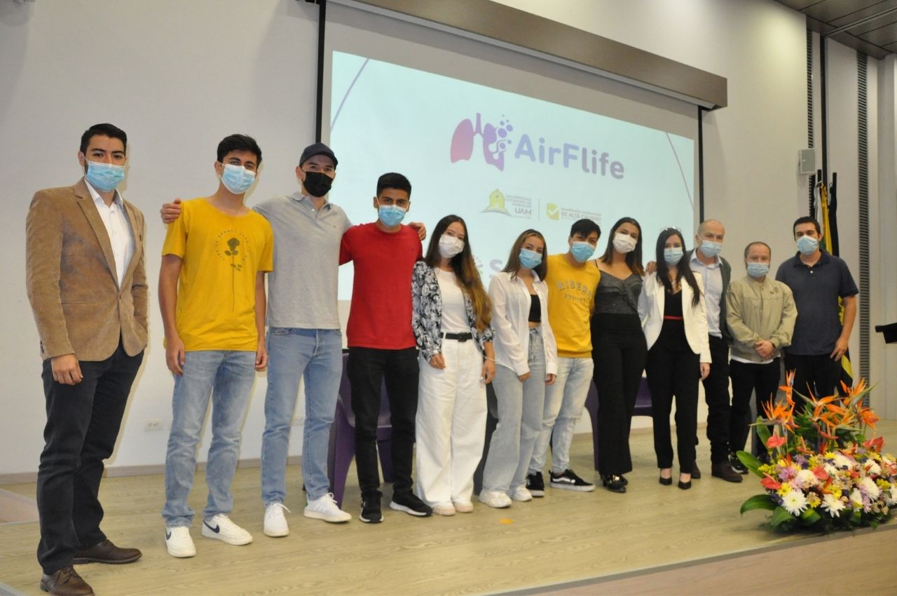 Investigadores AirFlife y estudiantes