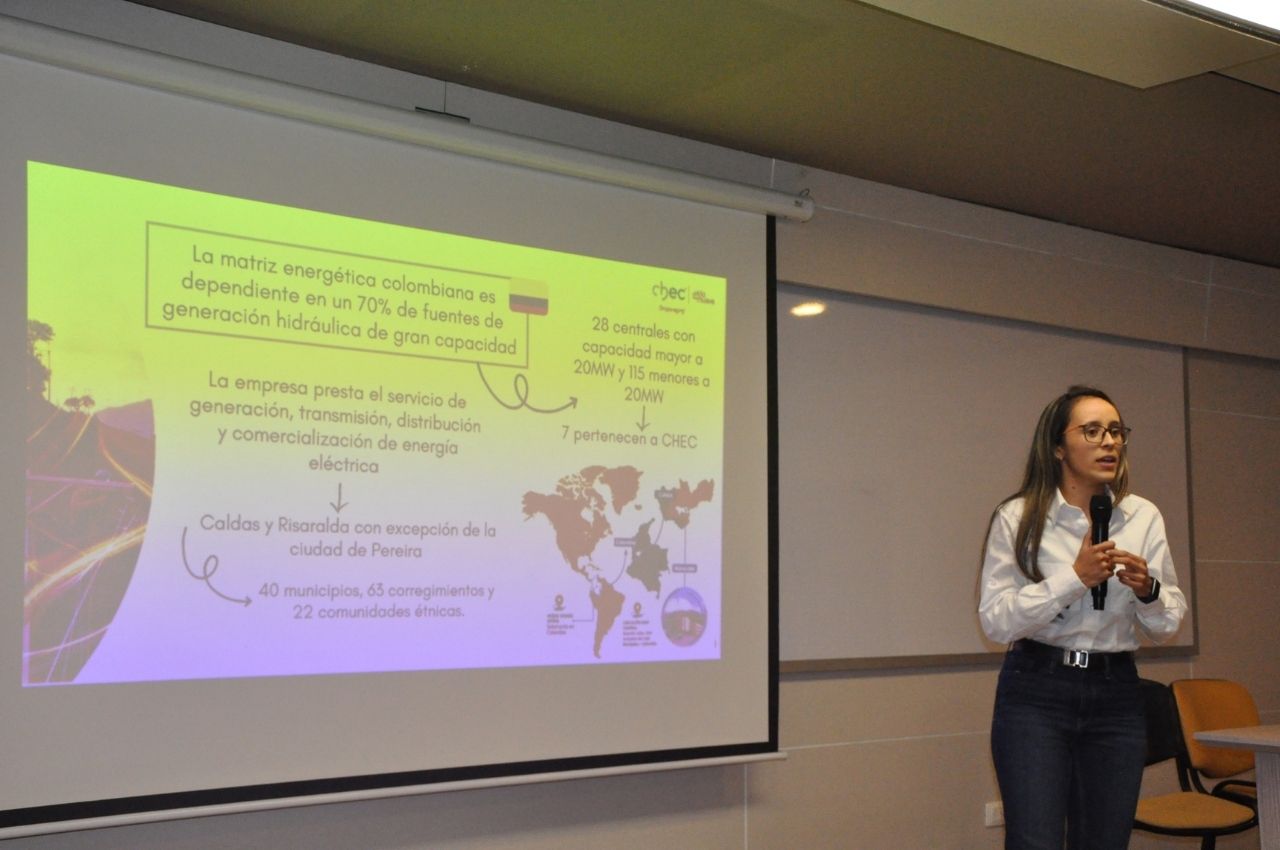 Manuela Mora Morales, practicante de CHEC Grupo EPM y estudiante de Ingeniería Biomédica