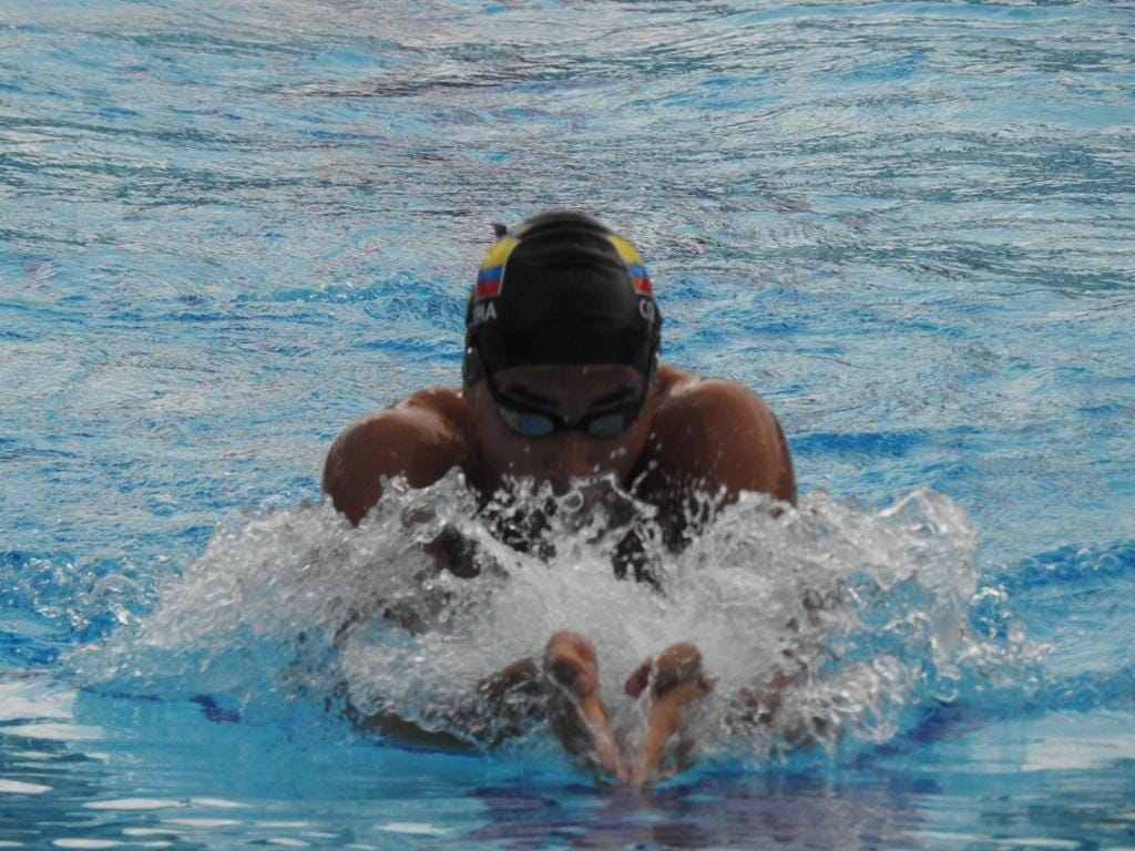 Natación UAM. Simón Pereira Muñoz, estudiante del programa Negocios Internacionales de la Universidad Autónoma de Manizales uam
