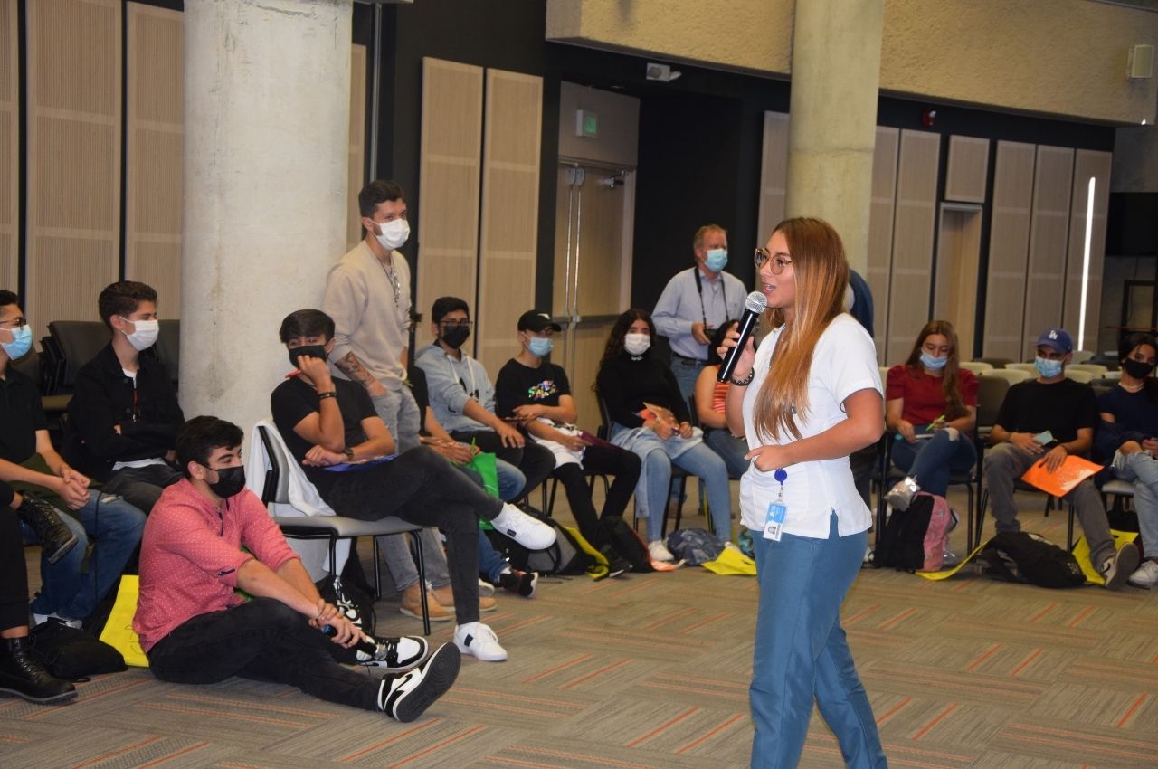 Representante estudiantil con estudiantes del San Luis