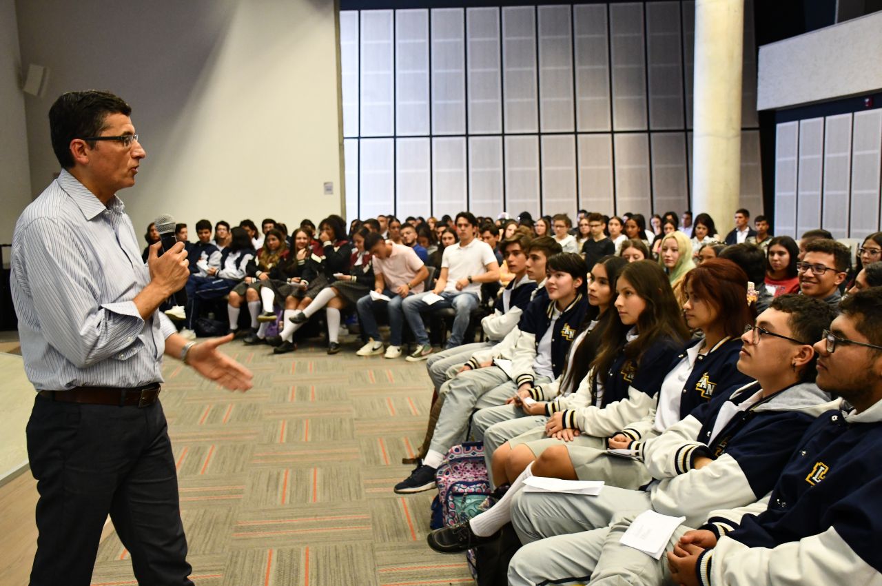 Decano de Salud da la Bienvenida a estudiantes