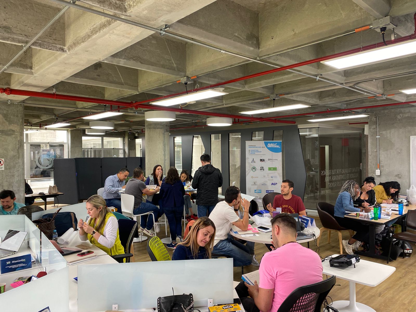 Sesión de trabajo en el área de innovación y emprendimiento