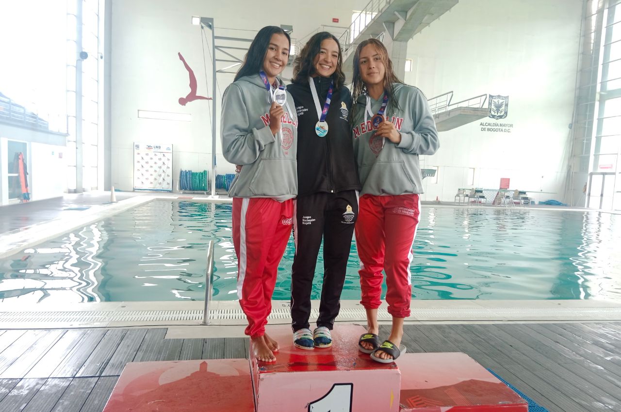 Stefanía Gómez Hurtado comparte en el podio con dos estudiantes de Medellín.