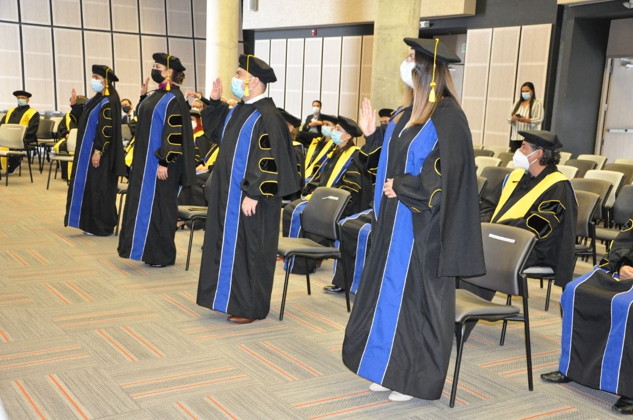 Toma de juramento de graduados UAM